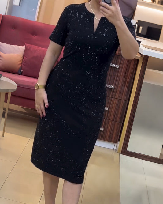 Muodikas, kiiltävä, pitsinen mekko, jossa V-aukko