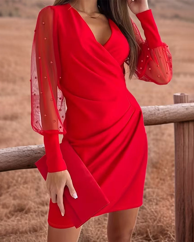 Verkkomainen mekko, jossa V-aukko ja trendikäs tilkkutäkki