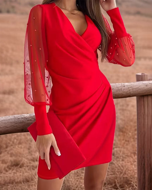 Verkkomainen mekko, jossa V-aukko ja trendikäs tilkkutäkki